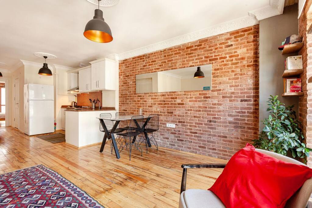 Location With 2 Bedrooms Apartament